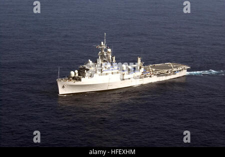 040420-N-9849W-001-Pazifik (20. April 2004) Ð Befehl Schiff USS Coronado (AGF 11) über den Pazifik während einer Routine im Gange bewegt sich Zeit. Coronado ist Commander, US 7. Flotte während einer geplanten Trockendock Mindestreserve-Erfüllungsperiode USS Blue Ridge (LCC-19) wird als temporären Befehl Schiff dient. Neben der Funktion als temporären Befehl Schiff, experimentiert Coronado auch mit einem einzigartigen Konzept der Besatzung.  Die Crew besteht aus MSC zivilen Seeleute und einer kleinen Gruppe von Matrosen, die 481 Seeleute, normalerweise zugewiesen Coronado ersetzen soll.  Die kombinierte MSC/Navy Besatzung von 263 Stockfoto