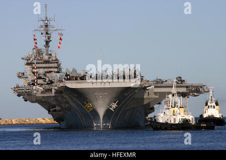 040422-0-9999B-011 Fremantle Harbour, Australien (22. April 2004) - escort Schlepper USS Kitty Hawk (CV-63) und begann in Fremantle Harbour, Australien, wo die Crew eine fünftägige Anlaufhafen genießen, Carrier Air Wing 5 (CVW-5). Dies war Kitty Hawk fünften Besuch in Fremantle und die neunte für CVW-5. Kitty Hawk ist eine zwei verbleibenden konventionell angetriebene Flugzeugträger der US Navy und ist derzeit in Yokosuka, Japan Gridley. Foto von Neil Strand (freigegeben) US Navy 040422-O-9999B-011 Schlepper Boote Escort USS Kitty Hawk (CV-63) und begann in Fremantle Ha Carrier Air Wing 5 (CVW-5) Stockfoto