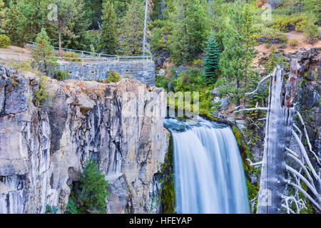 Blick auf die Spitze des Tumalo fällt auf Tumalo Creek in der Nähe von Bend, Oregon. Stockfoto