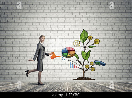 Junge Geschäftsfrau in leeren Raum Gießen gezeichnete Wachstumskonzept mit can Stockfoto