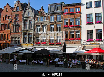 Im 16. Jahrhundert Handschoenmarkt in Antwerpen ein Quadrat am Eingang an der Kathedrale Notre-Dame, ist gesäumt von Cafés. Stockfoto