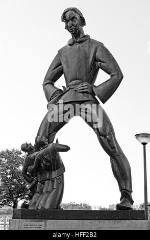 Lange Wapper Statue ist ein Riese, der auch ein Trickster ist.  Er ist an der Waterfront vor Het Steen in Antwerpen finden Stockfoto