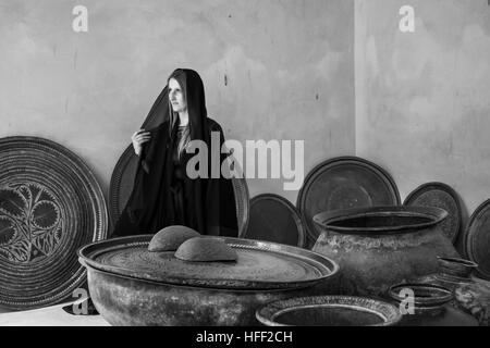 junge Frau in traditioneller Kleidung (Abaya) in feine Burg in Oman Stockfoto