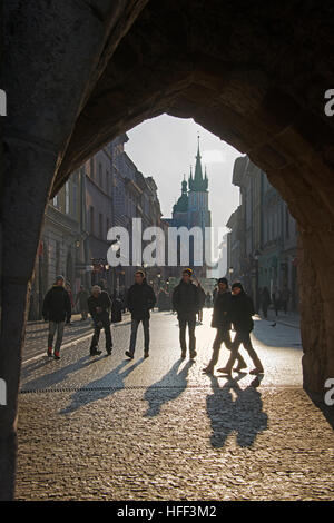 Silhouette Menschen Florianska Straße gesehen durch Bogen von Florians Tor Krakau Polen Stockfoto