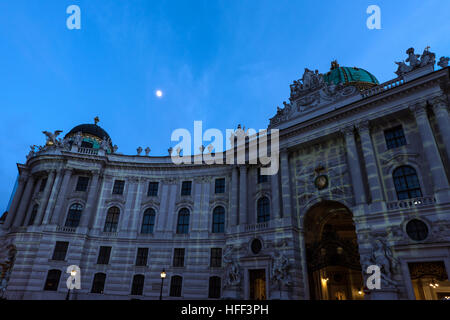 Berühmten Wiener Hofburg am Abend gesehen vom Michaelerplatz, Österreich Stockfoto