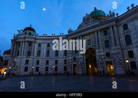 Berühmten Wiener Hofburg am Abend gesehen vom Michaelerplatz, Österreich Stockfoto