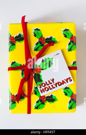 Geschenk verpackt Box mit üppigen Jolly Hollydays frische handgemachte Kosmetik isoliert auf weißem Hintergrund Stockfoto