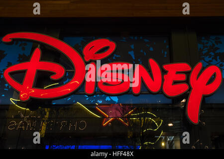 LONDON, UK - 29. Dezember 2016: The Disney-Logo auf der Außenseite der Disney Store auf der Oxford Street in London. Stockfoto