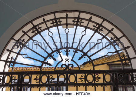 Kolonial Fenster mit dekorativen Schmiedeeisen Tiefenbilder, Trujillo