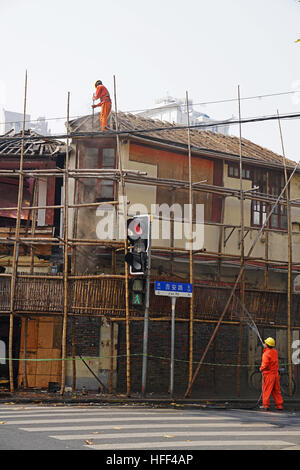 Zerstörung von Shanghai Longtangs. -08/12/2016 - China / Shanghai - Arbeiter auf dem Dach. Zerstörung von Shanghai Longtangs. Zu Beginn der 80er Jahre die Mehrheit der Bevölkerung lebte in Longtangs, darin zu kleine Dörfern in die Städte zu sagen. Ther Zerstörung folgt die Wachstumskurve, somit Hektar Land erwarten die Veranstalter entscheidet, ein Einkaufszentrum oder in einer Bar der Gebäude zu bauen. Einige Eigentümer leisten Widerstand und halten Sie in ihrer Heimat Leben. Wasser und Strom werden dann abgeschnitten. Die Othr erhalten eine Vergütung und sind geschickt in die Vororte. Alles wird recycelt und verwendet zur bui Stockfoto