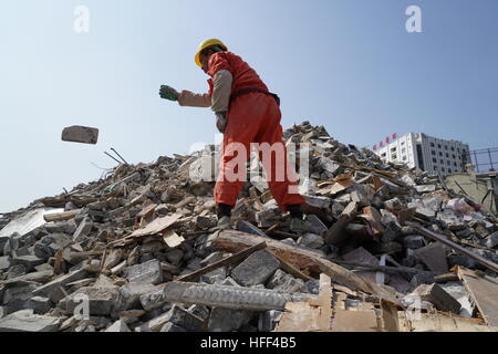 Zerstörung von Shanghai Longtangs. -02/03/2016 - China / Shanghai - Sortierung der Ziegel. Zerstörung von Shanghai Longtangs. Zu Beginn der 80er Jahre die Mehrheit der Bevölkerung lebte in Longtangs, darin zu kleine Dörfern in die Städte zu sagen. Ther Zerstörung folgt die Wachstumskurve, somit Hektar Land erwarten die Veranstalter entscheidet, ein Einkaufszentrum oder in einer Bar der Gebäude zu bauen. Einige Eigentümer leisten Widerstand und halten Sie in ihrer Heimat Leben. Wasser und Strom werden dann abgeschnitten. Die Othr erhalten eine Vergütung und sind geschickt in die Vororte. Alles wird recycelt und verwendet zur bu Stockfoto