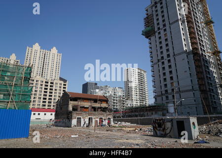 Zerstörung von Shanghai Longtangs. -16/02/2016 - China / Shanghai - Einfamilienhaus. Zerstörung von Shanghai Longtangs. Zu Beginn der 80er Jahre die Mehrheit der Bevölkerung lebte in Longtangs, darin zu kleine Dörfern in die Städte zu sagen. Ther Zerstörung folgt die Wachstumskurve, somit Hektar Land erwarten die Veranstalter entscheidet, ein Einkaufszentrum oder in einer Bar der Gebäude zu bauen. Einige Eigentümer leisten Widerstand und halten Sie in ihrer Heimat Leben. Wasser und Strom werden dann abgeschnitten. Die Othr erhalten eine Vergütung und sind geschickt in die Vororte. Alles wird recycelt und verwendet, um zu bauen Stockfoto