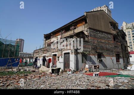 Zerstörung von Shanghai Longtangs. -16/02/2016 - China / Shanghai - Einfamilienhaus. Zerstörung von Shanghai Longtangs. Zu Beginn der 80er Jahre die Mehrheit der Bevölkerung lebte in Longtangs, darin zu kleine Dörfern in die Städte zu sagen. Ther Zerstörung folgt die Wachstumskurve, somit Hektar Land erwarten die Veranstalter entscheidet, ein Einkaufszentrum oder in einer Bar der Gebäude zu bauen. Einige Eigentümer leisten Widerstand und halten Sie in ihrer Heimat Leben. Wasser und Strom werden dann abgeschnitten. Die Othr erhalten eine Vergütung und sind geschickt in die Vororte. Alles wird recycelt und verwendet, um zu bauen Stockfoto