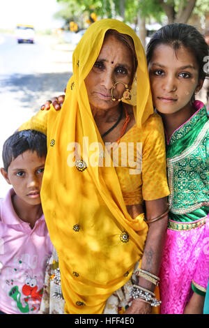 Porträts von Frauen und Kindern von Rajasthan. Auf dem Lande tragen die ...