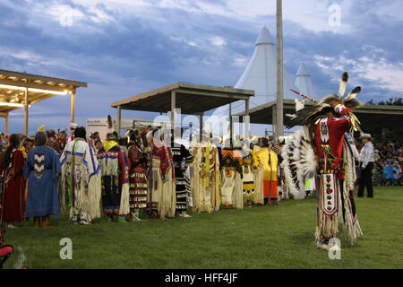 Shakopee Mdewakanton Sioux Gemeinschaft Wacipi Pow Wow, Native American dance Festival - 20.08.2011 - USA / Minnesota / Minneapolis - jede Tänzerin wird beurteilt nach seiner/ihrer Kategorie Dance, Qualität der Leistung und Insignien. Die Richter sind andere Tänzer aus der Dance-Kategorien, und sie haben eine bestimmte Anzahl von Punkten zu jeder Tänzer geben. Die Gesamtanzahl der Punkte wird die ersten fünf besten Tänzer am Ende des Powwow nennen. Der Meister kann gewinnen Sie bis zu 1500$ in Shakopee - Sandrine Huet / Le Pictorium Stockfoto