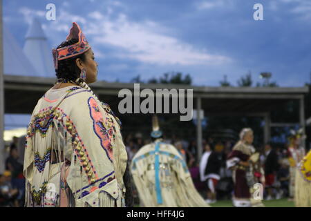 Shakopee Mdewakanton Sioux Gemeinschaft Wacipi Pow Wow, Native American dance Festival - 20.08.2011 - USA / Minnesota / Minneapolis - jede Tänzerin wird beurteilt nach seiner/ihrer Kategorie Dance, Qualität der Leistung und Insignien. Die Richter sind andere Tänzer aus der Dance-Kategorien, und sie haben eine bestimmte Anzahl von Punkten zu jeder Tänzer geben. Die Gesamtanzahl der Punkte wird die ersten fünf besten Tänzer am Ende des Powwow nennen. Der Meister kann gewinnen Sie bis zu 1500$ in Shakopee - Sandrine Huet / Le Pictorium Stockfoto