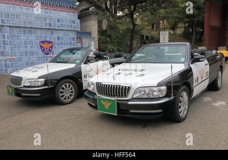 Polizeiautos parkten auf Straße in Seoul in Südkorea. Stockfoto