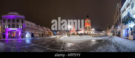 BRASOV, Rumänien - 15. Dezember 2016: Brasov Council House Panoramablick Nachtansicht mit Weihnachtsbaum geschmückt und traditionellen Wintermarkt im alten t Stockfoto