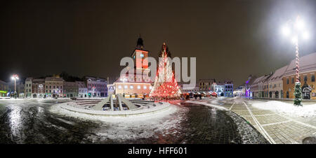 BRASOV, Rumänien - 15. Dezember 2016: Brasov Council House Panoramablick Nachtansicht mit Weihnachtsbaum geschmückt und traditionellen Wintermarkt im alten t Stockfoto