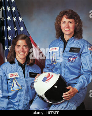 Christa McAuliffe und Barbara Morgan, Lehrer im Raum primär- und backup-Crew-Mitglieder für die Shuttle-Mission STS - 51L. Diese Mission scheiterten die Orbiter Challenger 73 Sekunden nach dem Start am 28. Januar 1986 explodierte. Christa McAuliffe und Barbara Morgan 2002-000004 Stockfoto