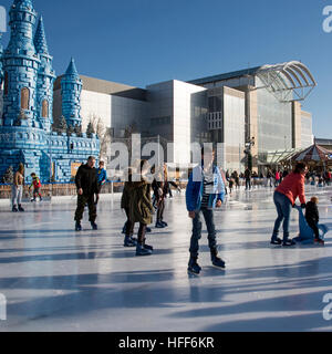 Eisläufer Skate die Weihnachten & Neujahrsfest im Einkaufszentrum The Mall am Cribbs Causeway Bristol England UK Stockfoto