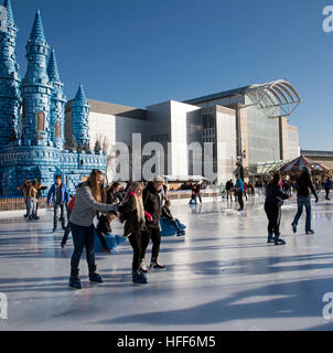 Eisläufer Skate die Weihnachten & Neujahrsfest im Einkaufszentrum The Mall am Cribbs Causeway Bristol England UK Stockfoto