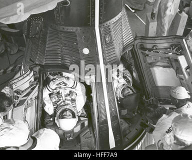 Astronauten James A. McDivitt, Befehl Pilot (links) und Edward H. White II, pilot, werden wenige Minuten nach dem Einlegen in Gemini IV-Raumsonde der NASA ca. 7:15 Uhr EST am Morgen des 3. Juni 1965, um komplexe 19 starten angezeigt. Nach 1 Stunde und 16 Minuten Verzögerung, wegen Schwierigkeiten bei der Senkung der Trägerrakete Aufrichter startete das Raumschiff um 10:16 Uhr EST. Eine Abdeckung über White gold Visier verhindert, dass mögliche kratzen bevor Luke schließen. Das gold Visier geschützt weiß von den Strahlen der Sonne während seiner EVA, die erste jemals von den amerikanischen Astronauten durchgeführt. Gemini IV-Astronauten erwarten Stockfoto