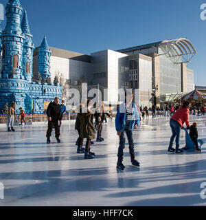 Eisläufer Skate die Weihnachten & Neujahrsfest im Einkaufszentrum The Mall am Cribbs Causeway Bristol England UK Stockfoto