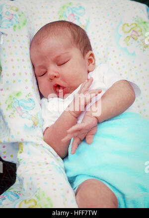 Säugling Baby junge Gesichter und Gesten wie er schläft. Stockfoto