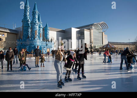 Eisläufer Skate die Weihnachten & Neujahrsfest im Einkaufszentrum The Mall am Cribbs Causeway Bristol England UK Stockfoto