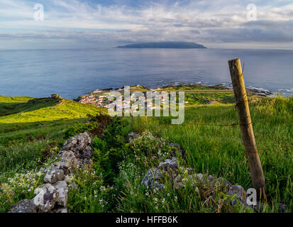 Portugal, Azoren, Corvo, Blick Richtung Vila Corvo mit Insel Flores am Horizont. Stockfoto