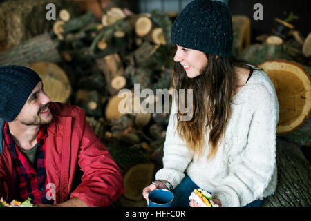 Menschen Freundschaft Camping Sägemühle Entspannungs Zweisamkeit-Konzept Stockfoto