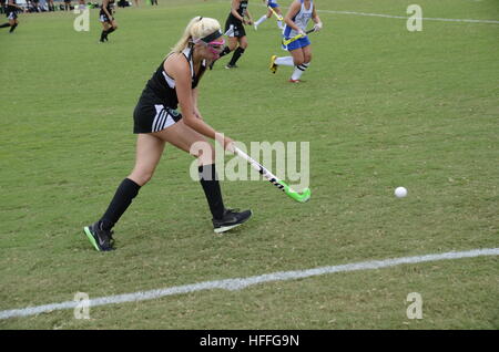 Mädchen spielen fangen Sie Hockey auf Stockfoto