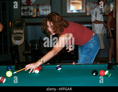Junge Frau Billard in Upper Marlboro, Md Stockfoto