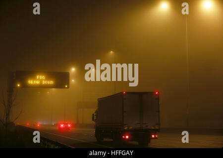 Ein Schild an der Autobahn M25 in der Nähe von Heathrow Airport warnt Autofahrer von Nebel nach Meteorologen warnte der Sichtbarkeit als niedrig wie 100 m mit Nebel und Temperaturen unter Null, in Teilen von England. Stockfoto