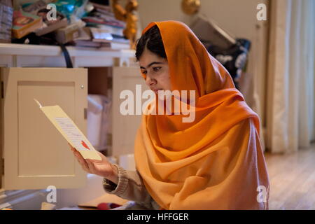 Erscheinungsdatum: 8. September 2016 Titel: Er nannte mich Malala STUDIO: Fox Searchlight Bilder Direktor: Fede Alvarez PLOT: ein Blick auf die Ereignisse im Vorfeld der Taliban-Angriff auf pakistanische Schülerin Malala Yousafzai für sprechen sich auf Mädchenbildung von den Nachwirkungen gefolgt, einschließlich ihrer Rede vor den Vereinten Nationen Darsteller: Malala Yousafzai in Birmingham, England. 17. Dezember 2013 (Credit: © Fox Searchlight PicturesEntertainment Pictures/ZUMAPRESS.com) Stockfoto