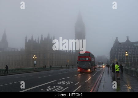 Nebel Wanten, die Houses of Parliament im Zentrum von London nach Meteorologen der Sichtbarkeit als gewarnt niedrig wie 100 m mit Nebel und Temperaturen unter Null, in Teilen von England. Stockfoto