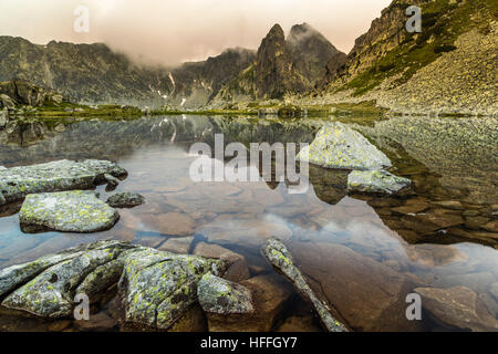 Berge-Reflexion auf dem See, Retezat-Gebirge Stockfoto