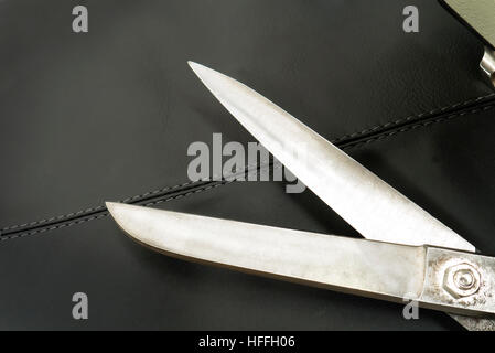 Oldtimer Restaurierung Polsterung Scheren auf Leder zu verstecken, in der Werkstatt Stockfoto