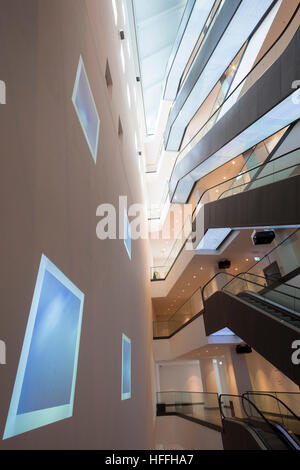 Deutschland, Dortmund, Rolltreppen im Gebäude Dortmunder U, ein Zentrum für Kunst und Kreativität, Museum Ostwall Stockfoto
