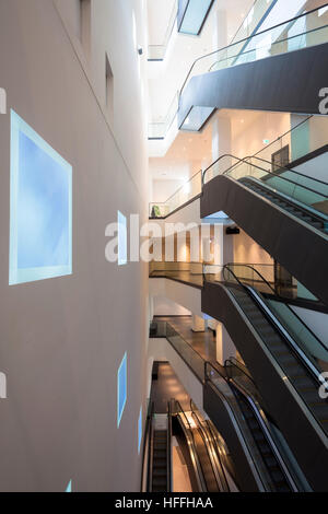 Deutschland, Dortmund, Rolltreppen im Gebäude Dortmunder U, ein Zentrum für Kunst und Kreativität, Museum Ostwall Stockfoto