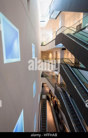 Deutschland, Dortmund, Rolltreppen im Gebäude Dortmunder U, ein Zentrum für Kunst und Kreativität, Museum Ostwall Stockfoto