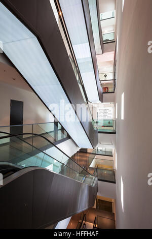 Deutschland, Dortmund, Rolltreppen im Gebäude Dortmunder U, ein Zentrum für Kunst und Kreativität, Museum Ostwall Stockfoto