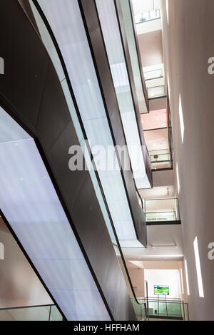 Deutschland, Dortmund, Rolltreppen im Gebäude Dortmunder U, ein Zentrum für Kunst und Kreativität, Museum Ostwall Stockfoto