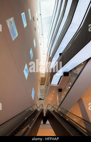 Deutschland, Dortmund, Rolltreppen im Dortmunder U, ein Zentrum für Kunst und Kreativität, Museum Ostwall Gebäude. Stockfoto