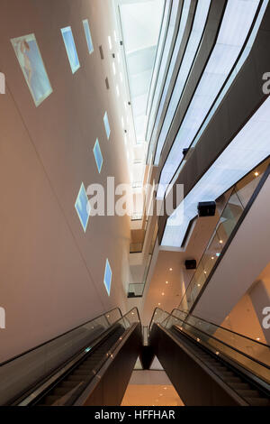 Deutschland, Dortmund, Rolltreppen im Gebäude Dortmunder U, ein Zentrum für Kunst und Kreativität, Museum Ostwall Stockfoto