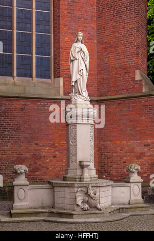 Deutschland, Haltern am See, Statue der Jungfrau Maria an der St. Sixtus Kirche am Markt Stockfoto