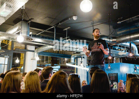 Martin Dickie aus Brewdog startet ein neues Bier während Stand an der bar Stockfoto