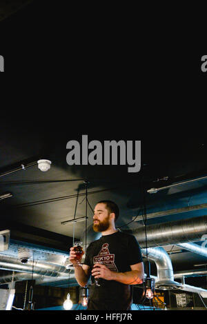 Martin Dickie aus Brewdog startet ein neues Bier während Stand an der bar Stockfoto