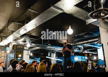 Martin Dickie aus Brewdog startet ein neues Bier während Stand an der bar Stockfoto